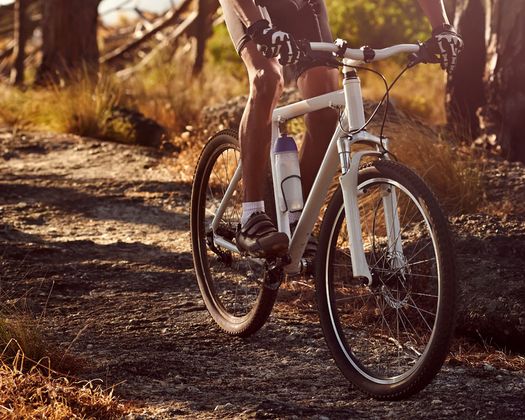 ciclista en montaña