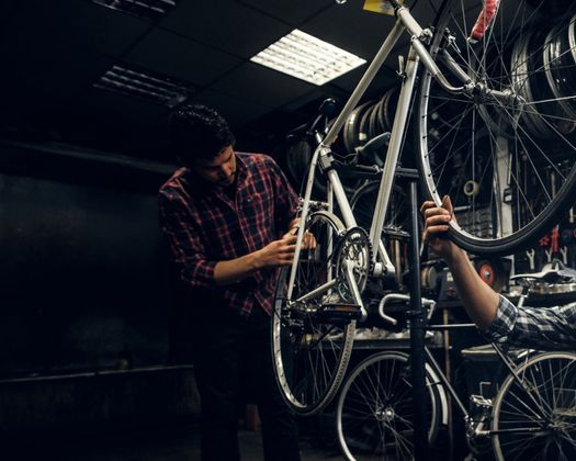 hombre reparando bicicleta